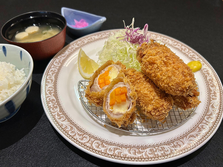 人参とチーズのロールかつ定食
