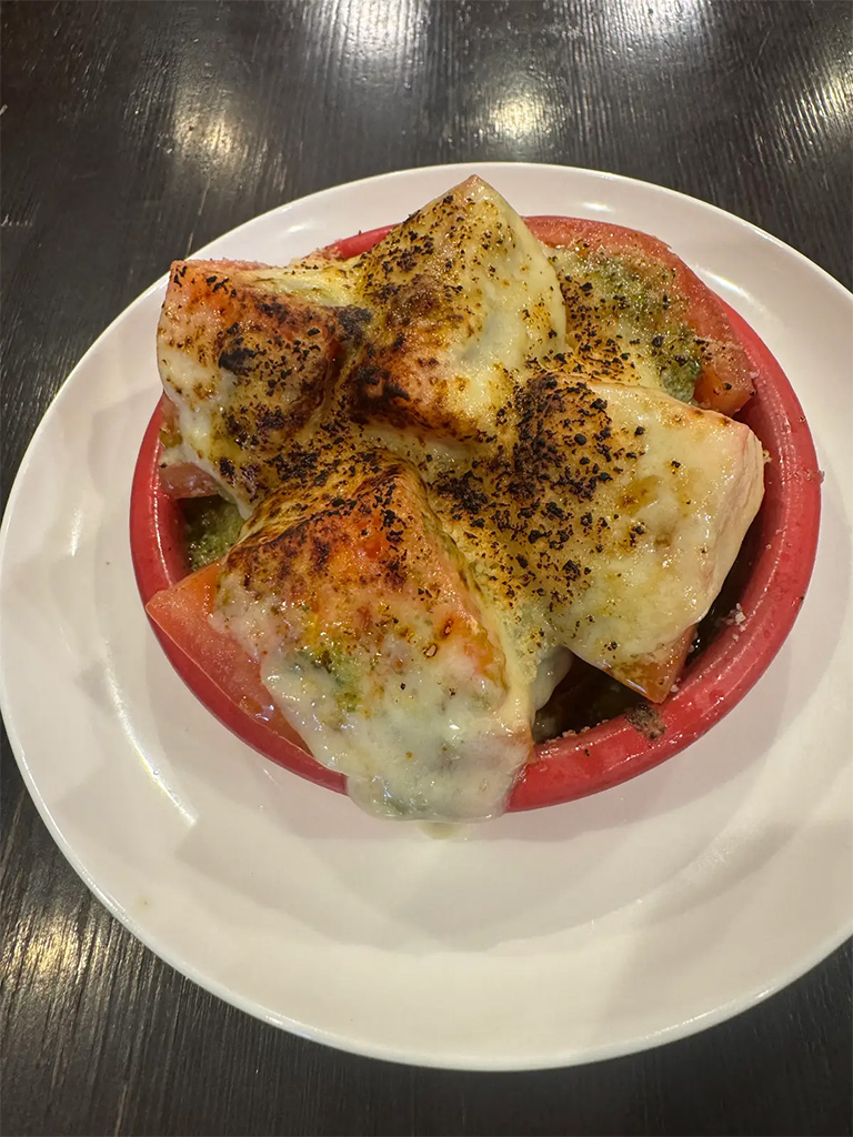 丸ごと1個！青森トマトのバジルチーズ焼き